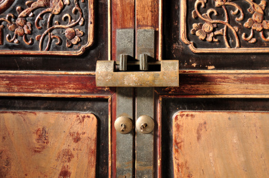 胡雪岩故居木柜门锁特写