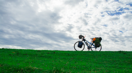 骑行在非洲草原的路上