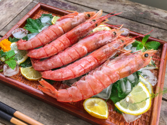 古董木桌背景的阿根廷红虾 高清生鲜大虾美食摄影