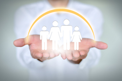 男外教和小朋友一起玩耍