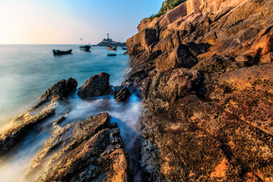 海边的珊瑚虫与岩石