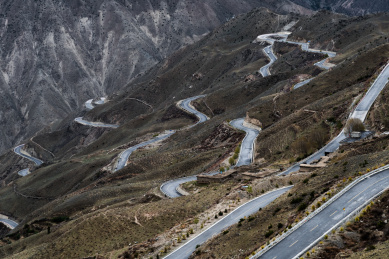 西藏发夹弯公路风光