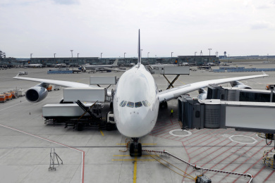 飞机场停着的飞机