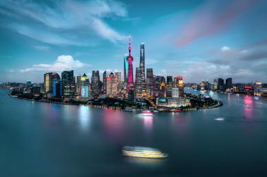 夜晚的上海陆家嘴金融区和外滩城市风光图