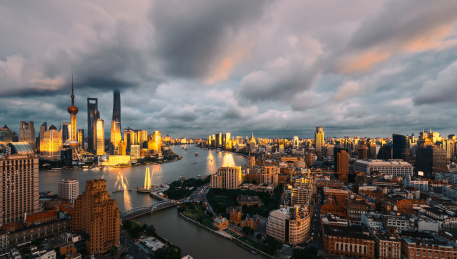 日落时分的上海陆家嘴金融中心和外滩