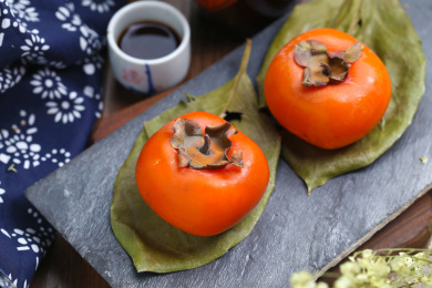 柿子放在石板上