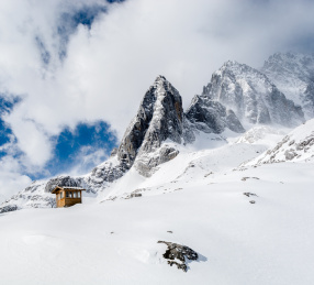中国云南丽江玉龙雪山云中雪景
