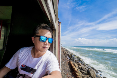 斯里兰卡海上火车的游客