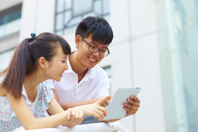 年轻学生在图书馆学习