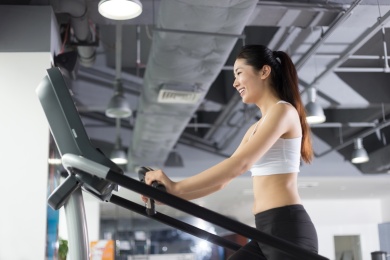 人们在现代的健身房锻炼身体