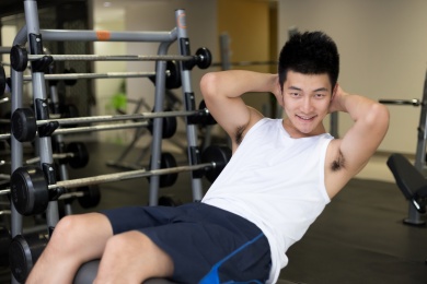 人们在现代的健身房锻炼身体