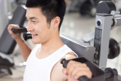 人们在现代的健身房锻炼身体