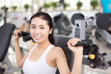 人们在现代的健身房锻炼身体