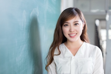 黑板亚洲美丽的女人肖像盈