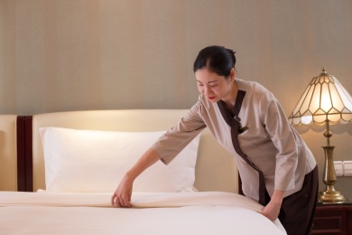 酒店女服务员在卧室床上做