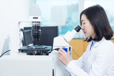 人在做实验室医学实验