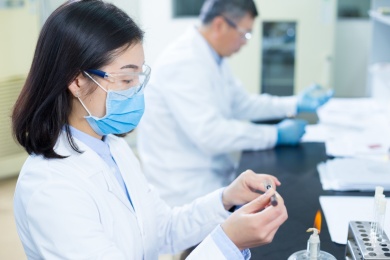 人在做实验室医学实验