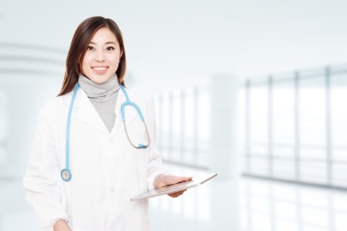 年轻漂亮的女人医生白色制服医院