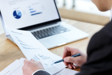 商人使用的笔记本电脑，平板电脑和手机上的检查表财政金融报告