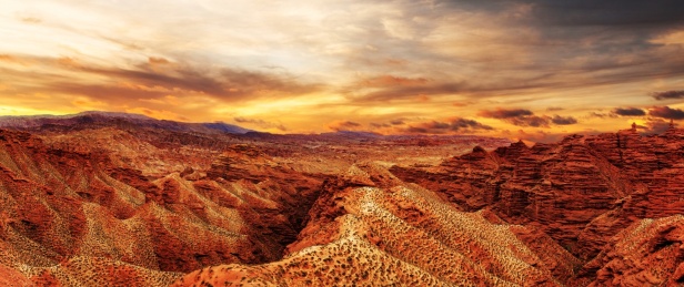 日出，日落的天际线和红砂岩景观