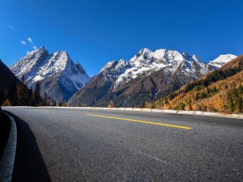 雪山与公路