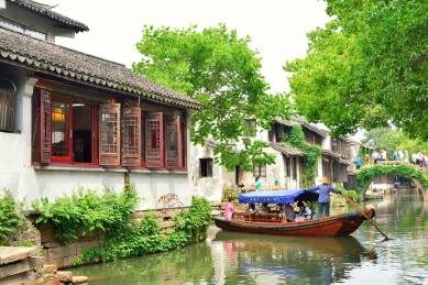 周庄古镇乌篷船