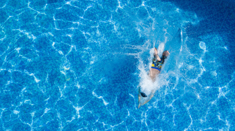 一个男人在水池里游泳