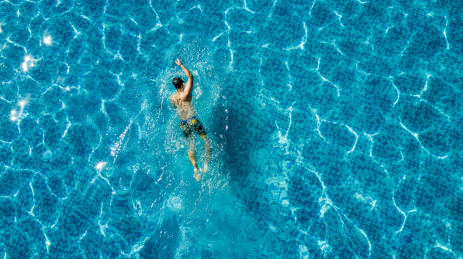 一个男人在水池里游泳