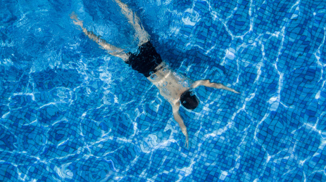 一个男人在水池里游泳