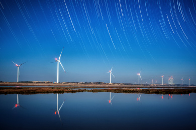 鄱阳湖风力发电机站星空下的风车星轨