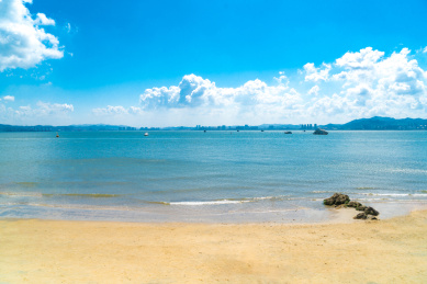 刘公岛海滩眺望威海市区