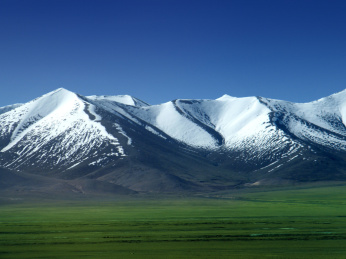 中国青海省唐古拉山脉雪峰自然景观