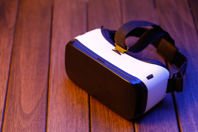VR眼镜放在木桌上,虚拟现实眼镜