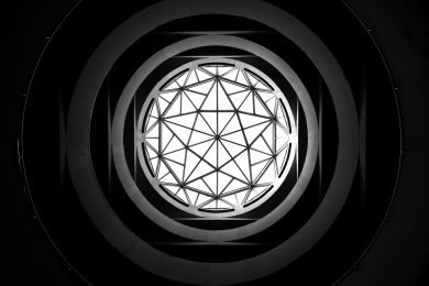 黑白的圆形屋顶，规整的几何图案与线条