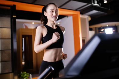 一名年轻女性在跑步机上面运动