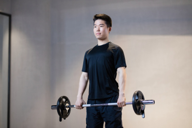 一男子手握杠铃