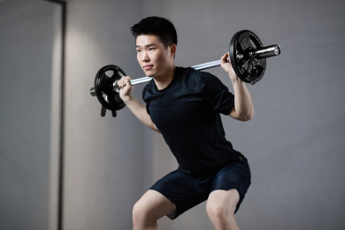 一男子举起杠铃