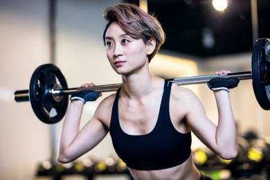 一名年轻女子举起杠铃