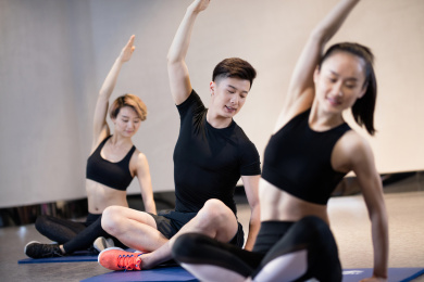 教练指导学员做侧身运动