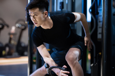 一男子在健身房做力量训练