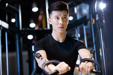 一男子在健身房做力量训练