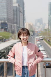 一位年轻女孩站在天桥上