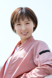 一位年轻女孩站在白色背景前