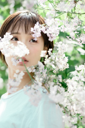 一位年轻女孩在花下