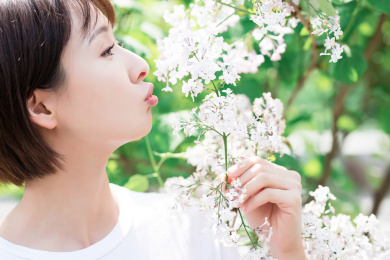 一位年轻女孩在花下