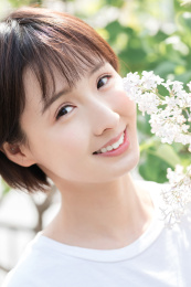 一位年轻女孩在花下