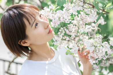 一位年轻女孩在花下