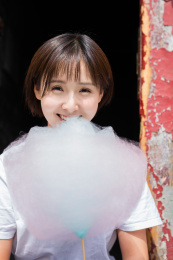一位女孩手拿棉花糖