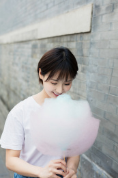 一位年轻女孩手拿棉花糖