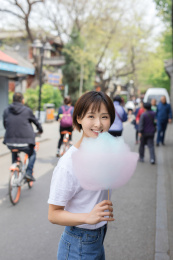一位年轻女孩手拿棉花糖
